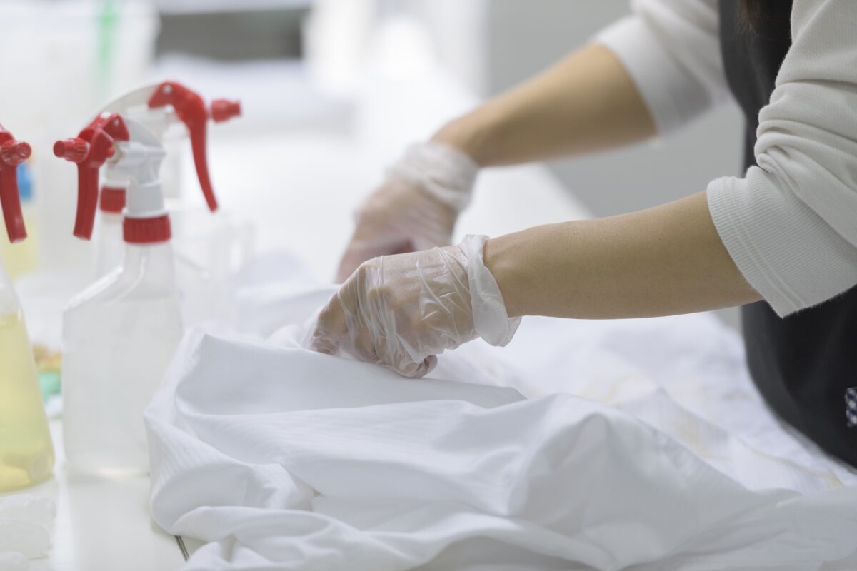 30年のシミを、諦めない。福井から宅配で届ける「思い出」の復元加工。